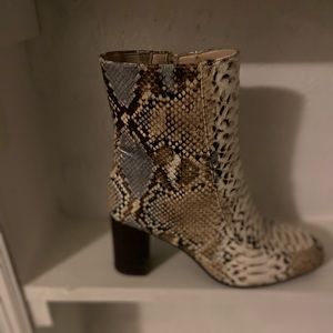 Only wore 1 time very comfortable just don’t ever go out to need them